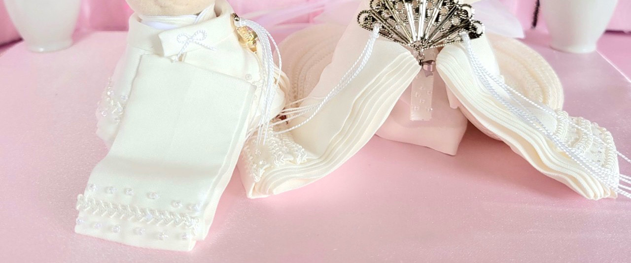 563.4　小さなお着物〈白無垢ペアセット・綿帽子付き〉縁飾りが美しい白無垢正絹純白かさね綿帽子付き