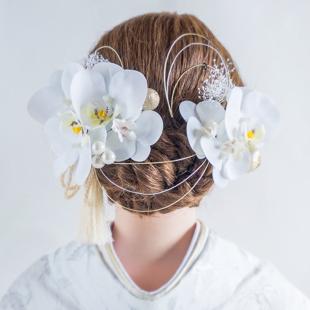 胡蝶蘭とタッセルの髪飾り 結婚式 成人式 卒業式に　髪かざり 造花 和装 和風 かすみ草 アーティフィシャルフラワー 白
