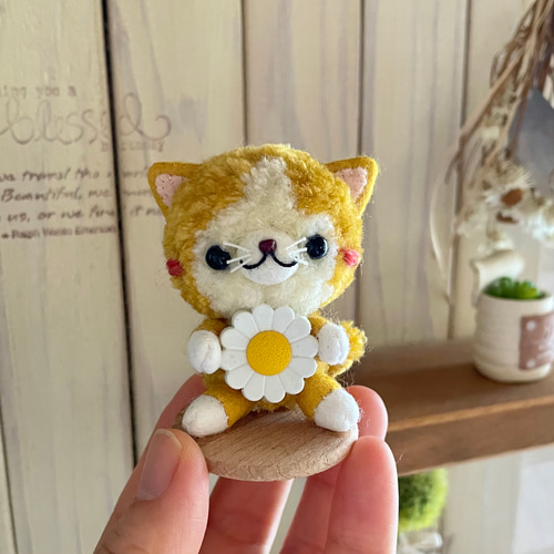 小さなオブジェ 黄色いハチワレ猫さん♪ ぬいぐるみ ぼんぼん♪こもの