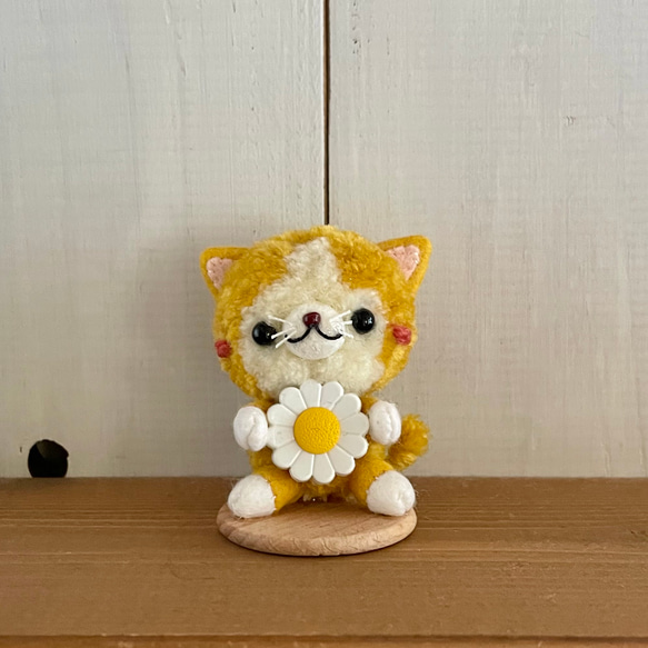 小さなオブジェ 黄色いハチワレ猫さん♪ ぬいぐるみ ぼんぼん♪こもの