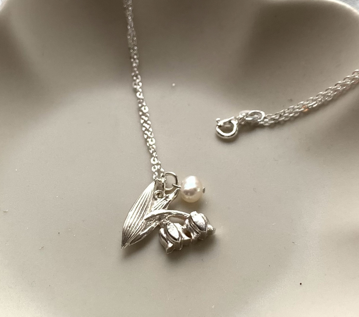 アテッサ新作モデル クリスタル LALIQUE 鈴蘭ネックレス アクセサリー