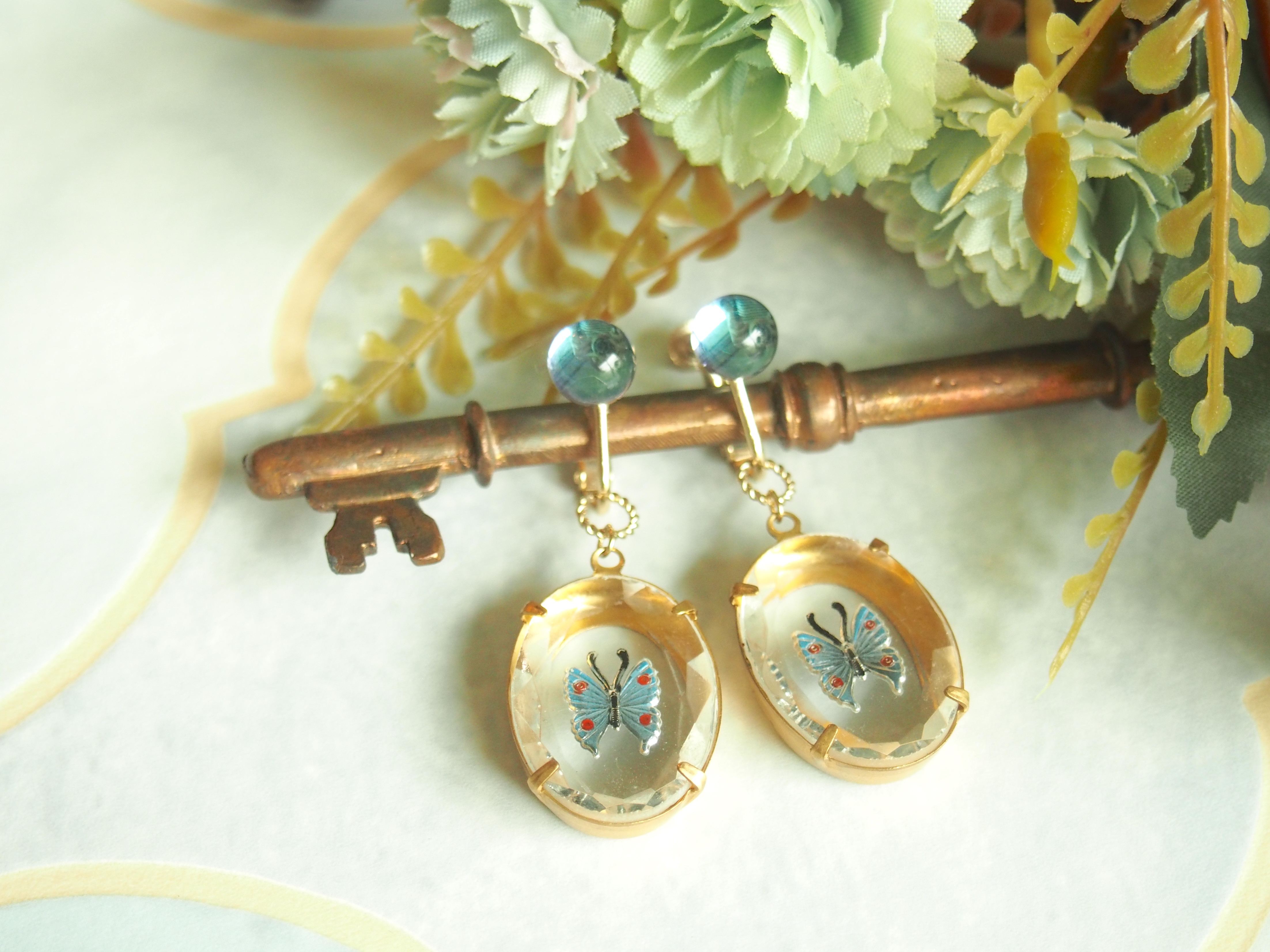 "蝶の結晶" ヴィンテージインタリオのイヤリング&ピアス