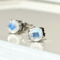 6月誕生石　ブルームーンストーンのスタッドピアス　(5ミリ　)サージカルステンレス316L 10枚目の画像