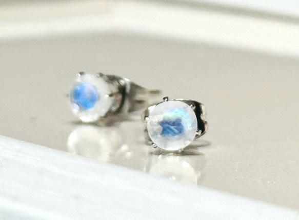 6月誕生石　ブルームーンストーンのスタッドピアス　(5ミリ　)サージカルステンレス316L 10枚目の画像