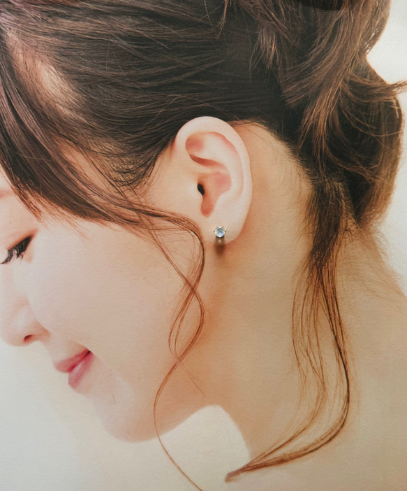 6月誕生石　ブルームーンストーンのスタッドピアス　(5ミリ　)サージカルステンレス316L 13枚目の画像