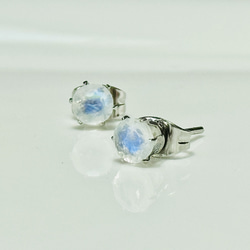 6月誕生石　ブルームーンストーンのスタッドピアス　(5ミリ　)サージカルステンレス316L 7枚目の画像