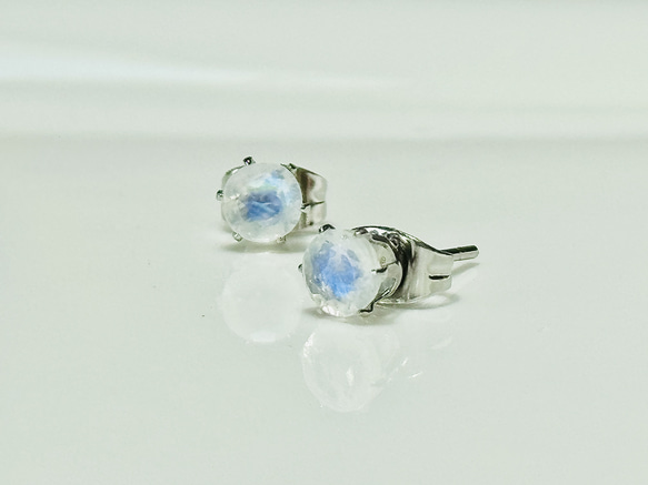 6月誕生石　ブルームーンストーンのスタッドピアス　(5ミリ　)サージカルステンレス316L 7枚目の画像