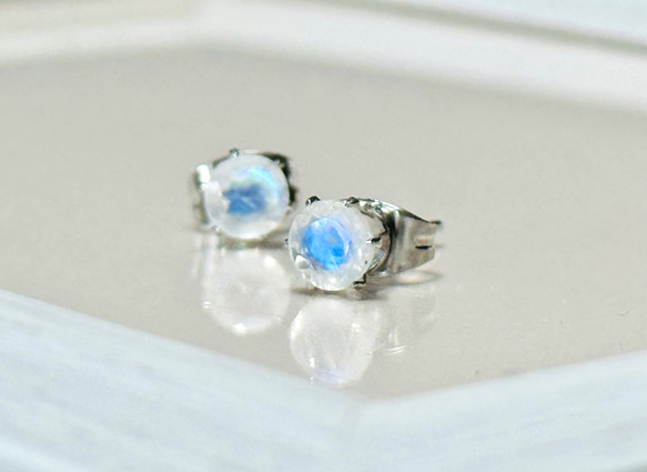 6月誕生石　ブルームーンストーンのスタッドピアス　(5ミリ　)サージカルステンレス316L 9枚目の画像