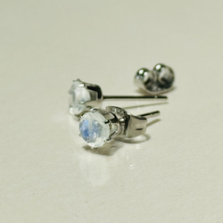 6月誕生石　ブルームーンストーンのスタッドピアス　(5ミリ　)サージカルステンレス316L 6枚目の画像