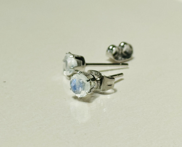 6月誕生石　ブルームーンストーンのスタッドピアス　(5ミリ　)サージカルステンレス316L 6枚目の画像