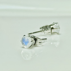 6月誕生石　ブルームーンストーンのスタッドピアス　(5ミリ　)サージカルステンレス316L 5枚目の画像