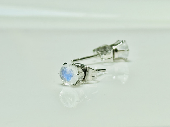 6月誕生石　ブルームーンストーンのスタッドピアス　(5ミリ　)サージカルステンレス316L 5枚目の画像