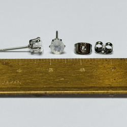 6月誕生石　ブルームーンストーンのスタッドピアス　(5ミリ　)サージカルステンレス316L 11枚目の画像