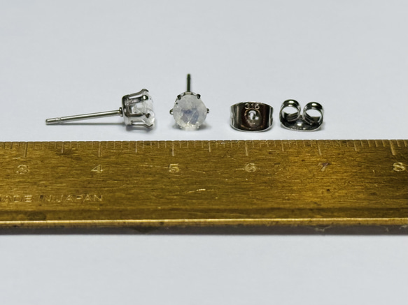 6月誕生石　ブルームーンストーンのスタッドピアス　(5ミリ　)サージカルステンレス316L 11枚目の画像