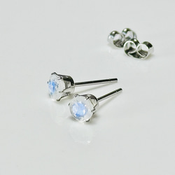 6月誕生石　ブルームーンストーンのスタッドピアス　(5ミリ　)サージカルステンレス316L 8枚目の画像