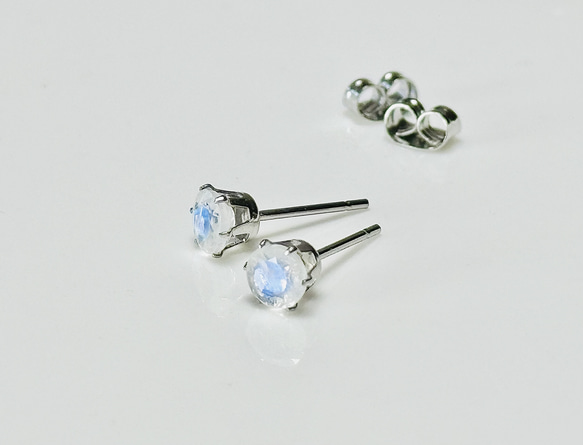6月誕生石　ブルームーンストーンのスタッドピアス　(5ミリ　)サージカルステンレス316L 8枚目の画像