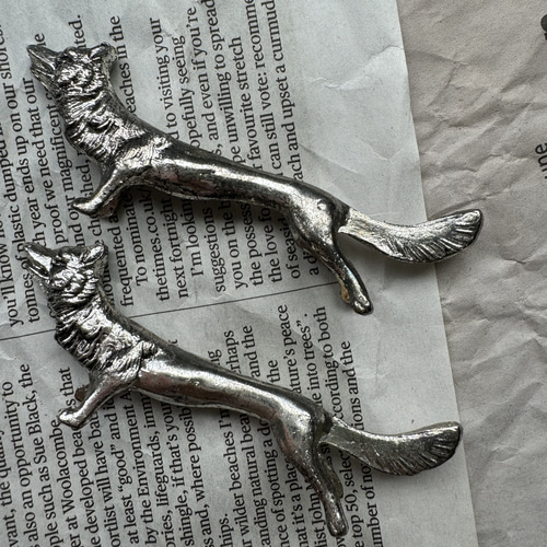 フランスヴィンテージナイフレスト猫とピューターオーバル皿 フランス オオカミ2匹 シルバーナイフレスト 箸・箸置き RUI