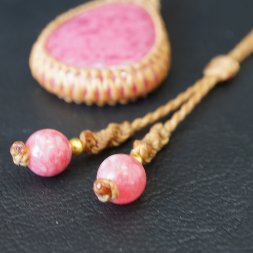 ロードナイトやルビーのマクラメペンダント マクラメ編み § ロードナイト § ルビー § マクラメネックレス