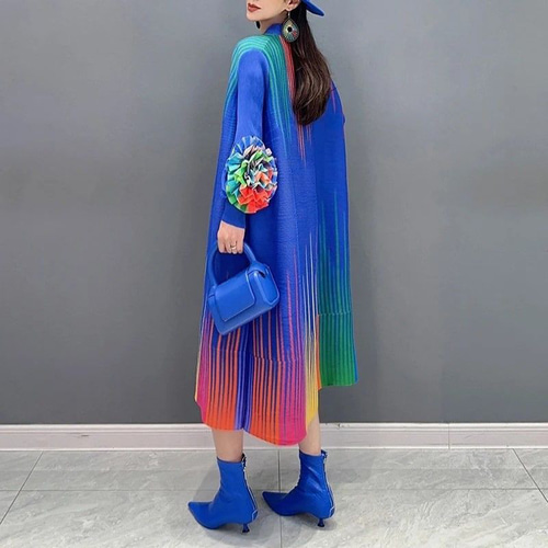 カラフルなプリーツワンピース ワンピース カラフル プリーツドレス 立体的 花 ビビッド 青