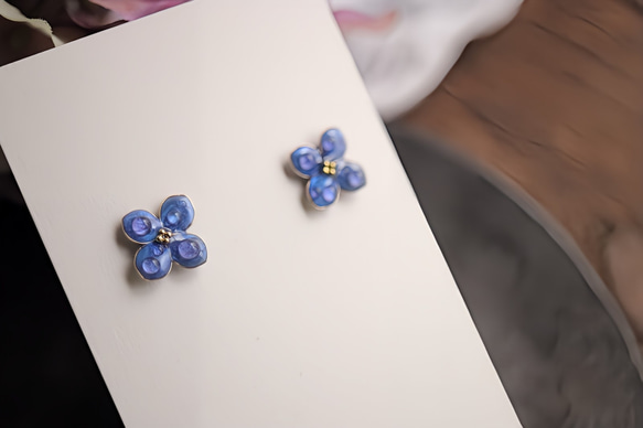ミニサイズ♡雨上がりの紫陽花ピアス/イヤリング　/浴衣/着物/和装小物/あじさい/青色/滴/スタッド型 2枚目の画像