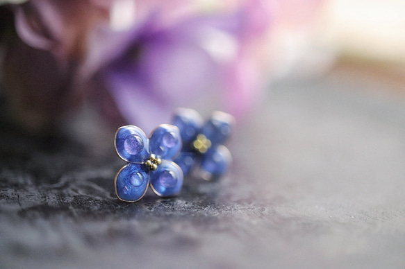 ミニサイズ♡雨上がりの紫陽花ピアス/イヤリング　/浴衣/着物/和装小物/あじさい/青色/滴/スタッド型 1枚目の画像