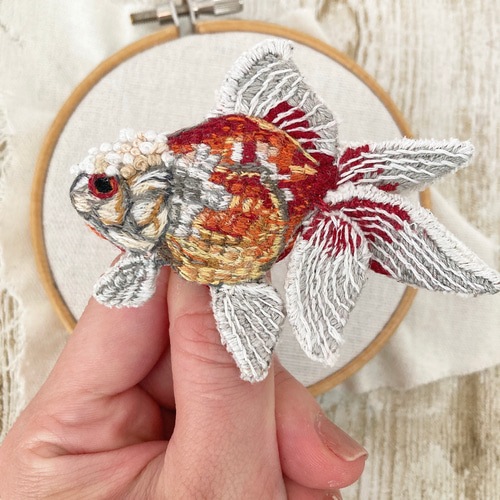珊瑚ブローチ　ネックレストップ金魚goldfish 受注製作 金魚 刺繍ブローチ ブローチ みこの店 通販 17721480