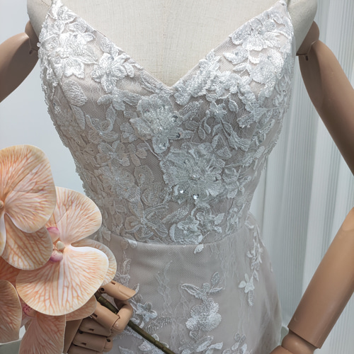 送料無料！ウェディングドレス 贅沢な小花総レース キャミソール V  