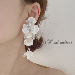【シルバー】大ぶりホワイトフラワー＊ボリューム花びら✨ピアス　 6枚目の画像
