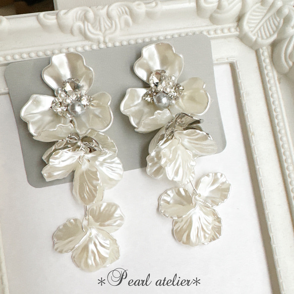 【シルバー】大ぶりホワイトフラワー＊ボリューム花びら✨ピアス　 1枚目の画像