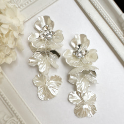 【シルバー】大ぶりホワイトフラワー＊ボリューム花びら✨ピアス　 3枚目の画像