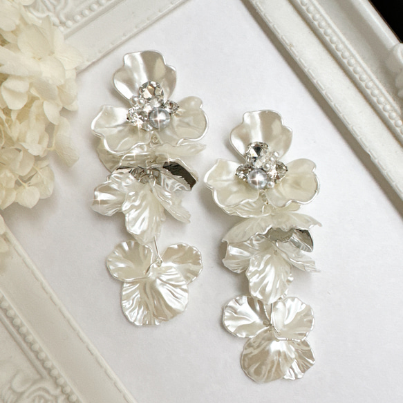 【シルバー】大ぶりホワイトフラワー＊ボリューム花びら✨ピアス　 3枚目の画像