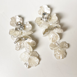 【シルバー】大ぶりホワイトフラワー＊ボリューム花びら✨ピアス　 4枚目の画像