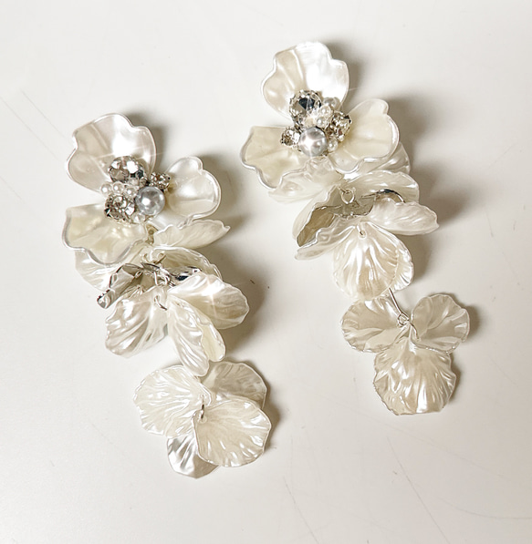 【シルバー】大ぶりホワイトフラワー＊ボリューム花びら✨ピアス　 4枚目の画像