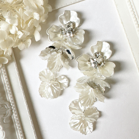 【シルバー】大ぶりホワイトフラワー＊ボリューム花びら✨ピアス　 5枚目の画像