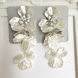 【シルバー】大ぶりホワイトフラワー＊ボリューム花びら✨ピアス　 2枚目の画像