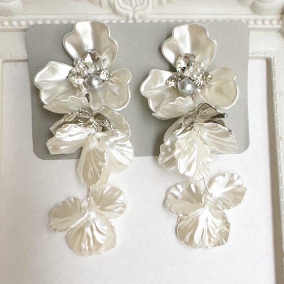 【シルバー】大ぶりホワイトフラワー＊ボリューム花びら✨ピアス　 2枚目の画像