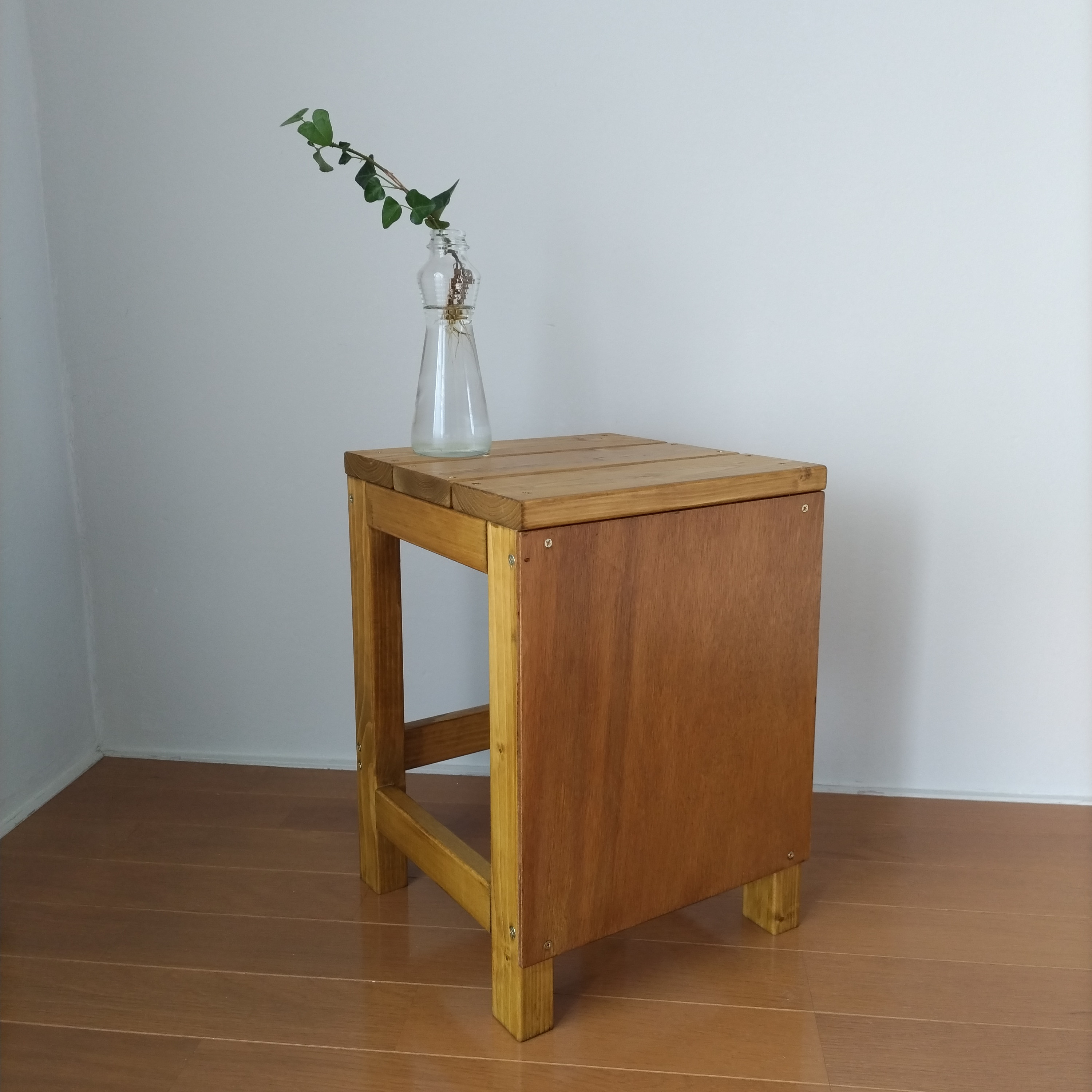 図工室椅子　技術室　四角の椅子　スツール　ローテーブル　花置き台　ハンドメイド