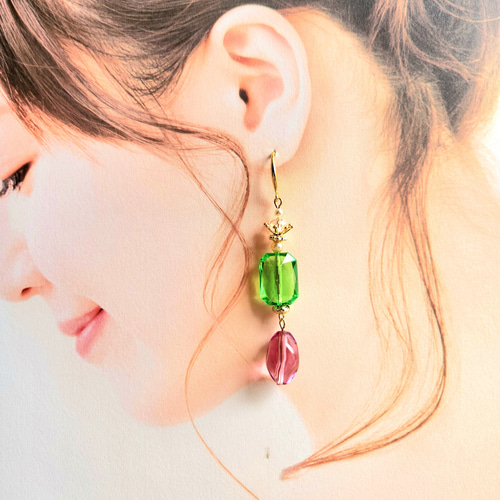 クイーン クリアアクセサリー グリーン×ピンク ピアス（フック