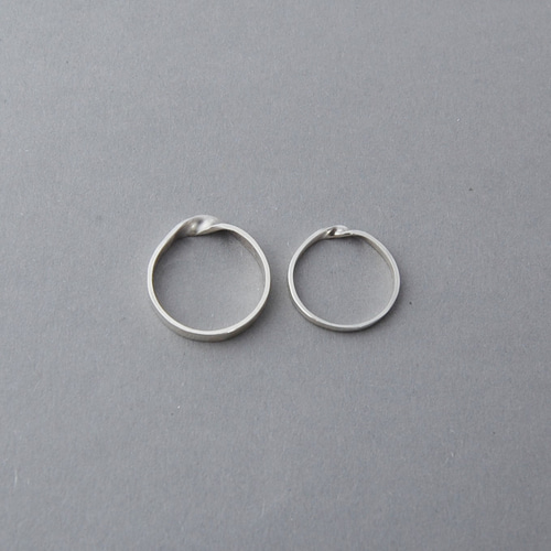 レディース・メビウスリング、Au750 の刻印あり メビウス ペアリング2本セット【無料内側刻印＆選べる宝石＆サイズ交換