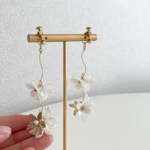 ピアス/イヤリング】ホワイト フラワー ウェーブ イヤリング