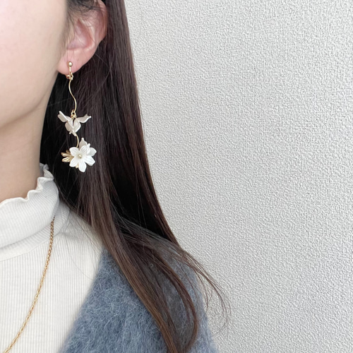 再入荷アイテム ピアス/イヤリング】ホワイト フラワー ウェーブ イヤリング イヤリング・ノンホールピアス