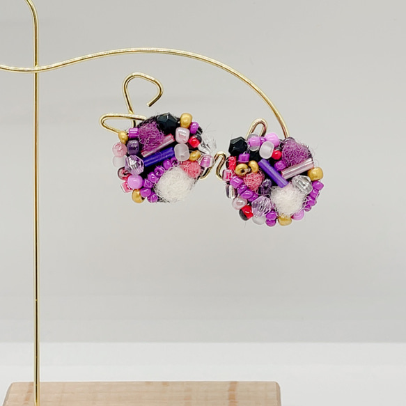 フェルトとビーズのみっちりピアス ピアス（スタッド・一粒） chakopy  