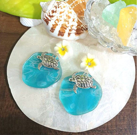 ホヌ✿Sea プルメリアポスト大ぶりピアス ShinyBlue No.1347 ピアス 