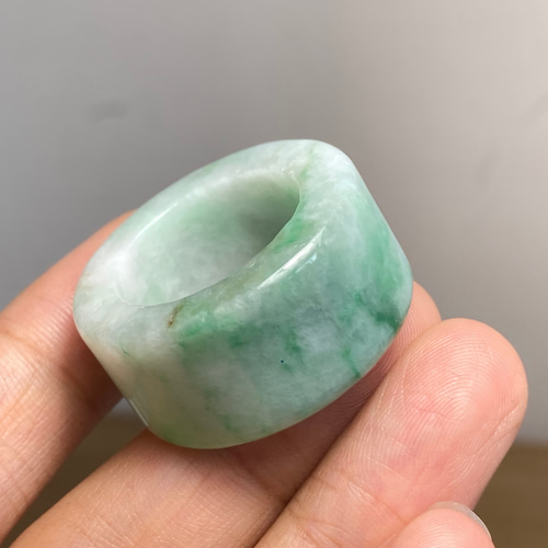 【田中出品】ミャンマー産天然本翡翠 くりぬきリング 10号 ミャンマー産天然無処理翡翠 花 くりぬき リング 指輪 明緑 ホワイト