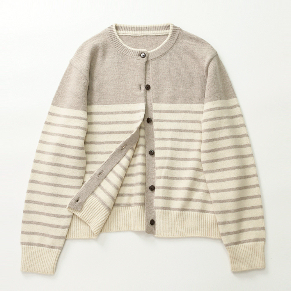 シンプルなレディースゆったり秋冬ニットトップス