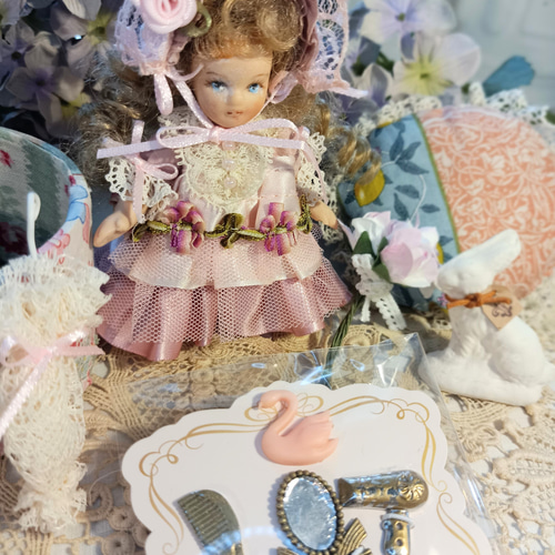 アンティークビスクドールのビクトリアン風ドレスとボネ