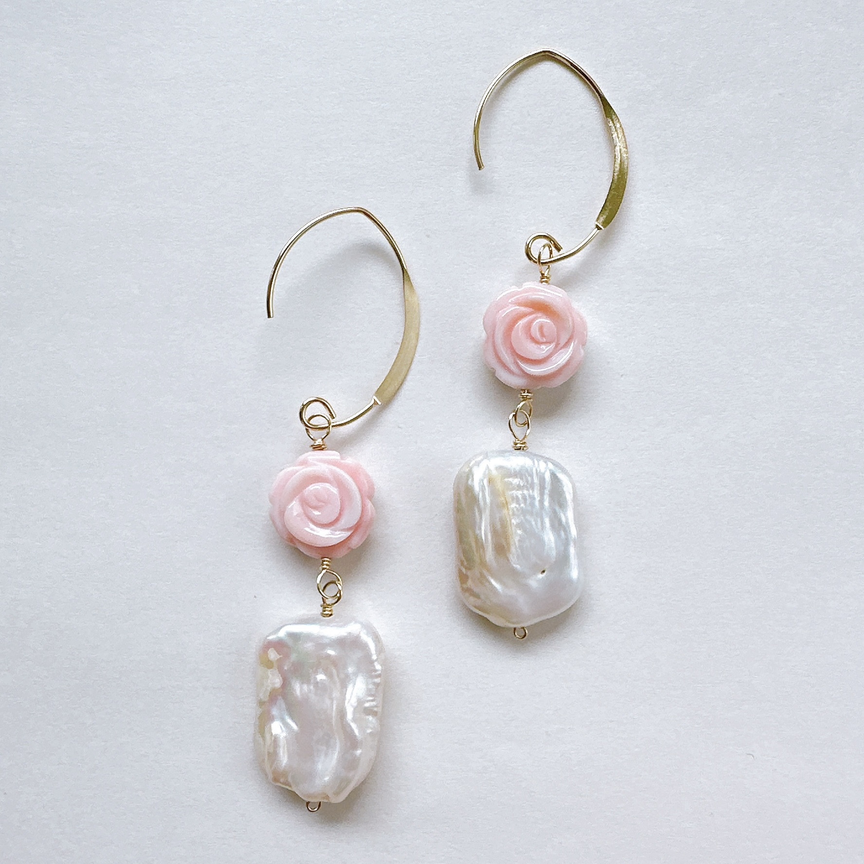 コンクシェルバラカ－ビングとスクエア淡水パールのピアス14kgf　6月誕生石