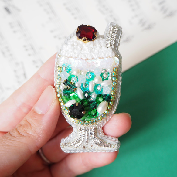 クリームソーダのブローチ】ハンドメイド ビーズ刺繍 夏 爽やか