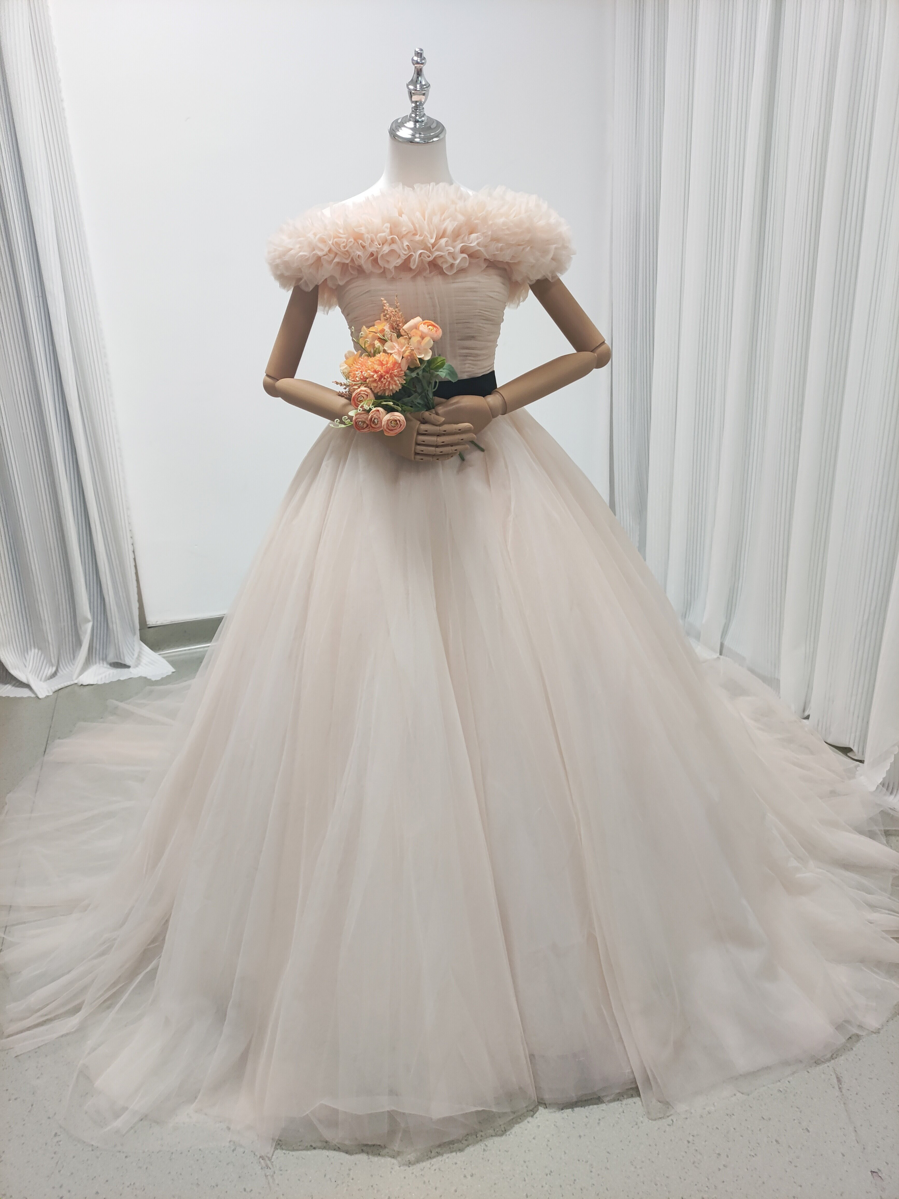 送料無料！カラードレス 取り外しオフショルダー 薄シャンパンの色 ベルト ビスチェ 柔らかく重ねたチュールスカート