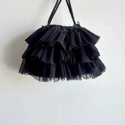 おでかけに チュールフリルのショルダーバッグ モノトーン